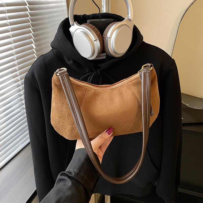 Large Capacity Bag Women's Autumn and Winter Retro Niche Design Shoulder Messenger Bag Commuter Dumpling Bag