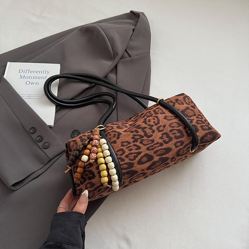 Korean Version of Niche Fashion Bag 2025 New Retro Leopard Print Shoulder Bag Large Capacity Texture Commuter Underarm Bag