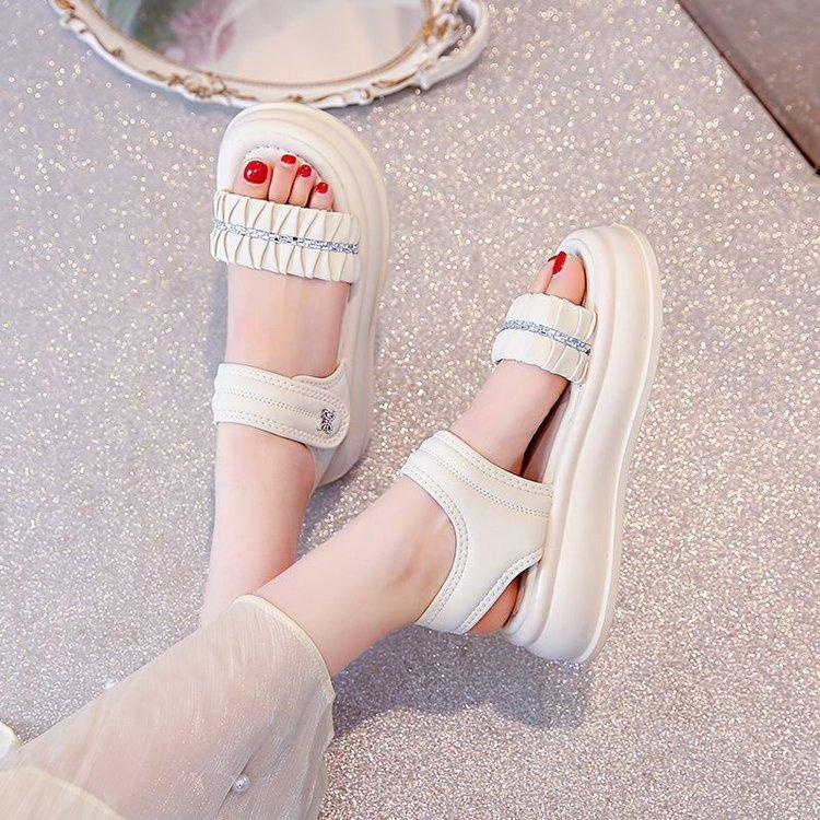 Open-toed platform muffin sandals women's 2025 summer wear fashion high-end Velcro heightening beach shoes ins