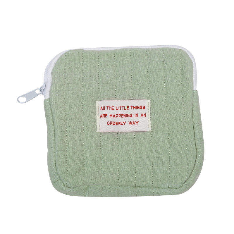 Сумка для хранения помады держалась рука об руку с сумкой для полотенец тети