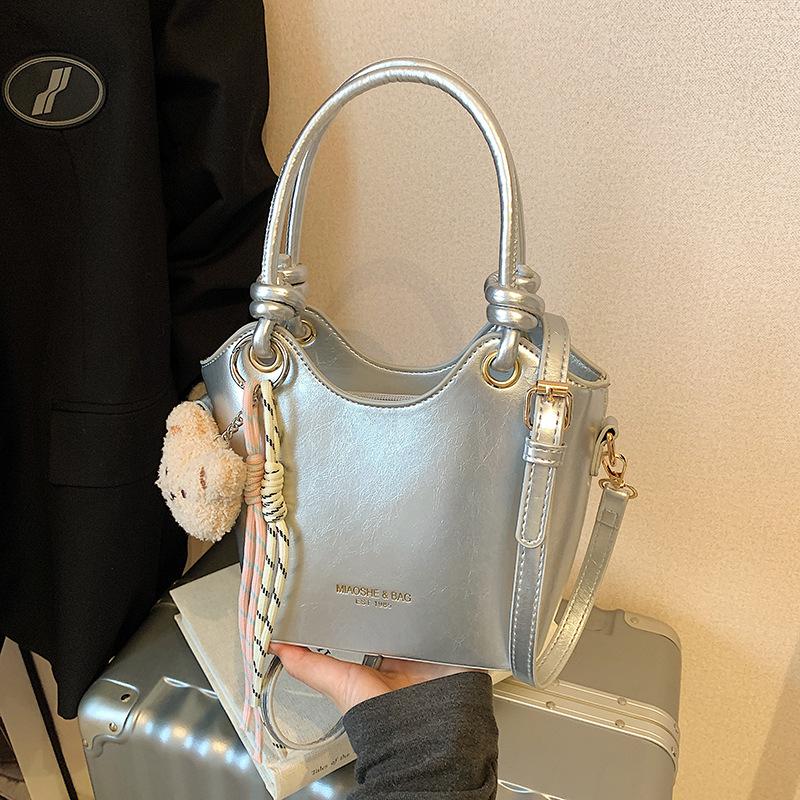 Super fire small bag women's spring and summer versatile 2025 new fashion shoulder messenger bag simple women's portable bucket bag