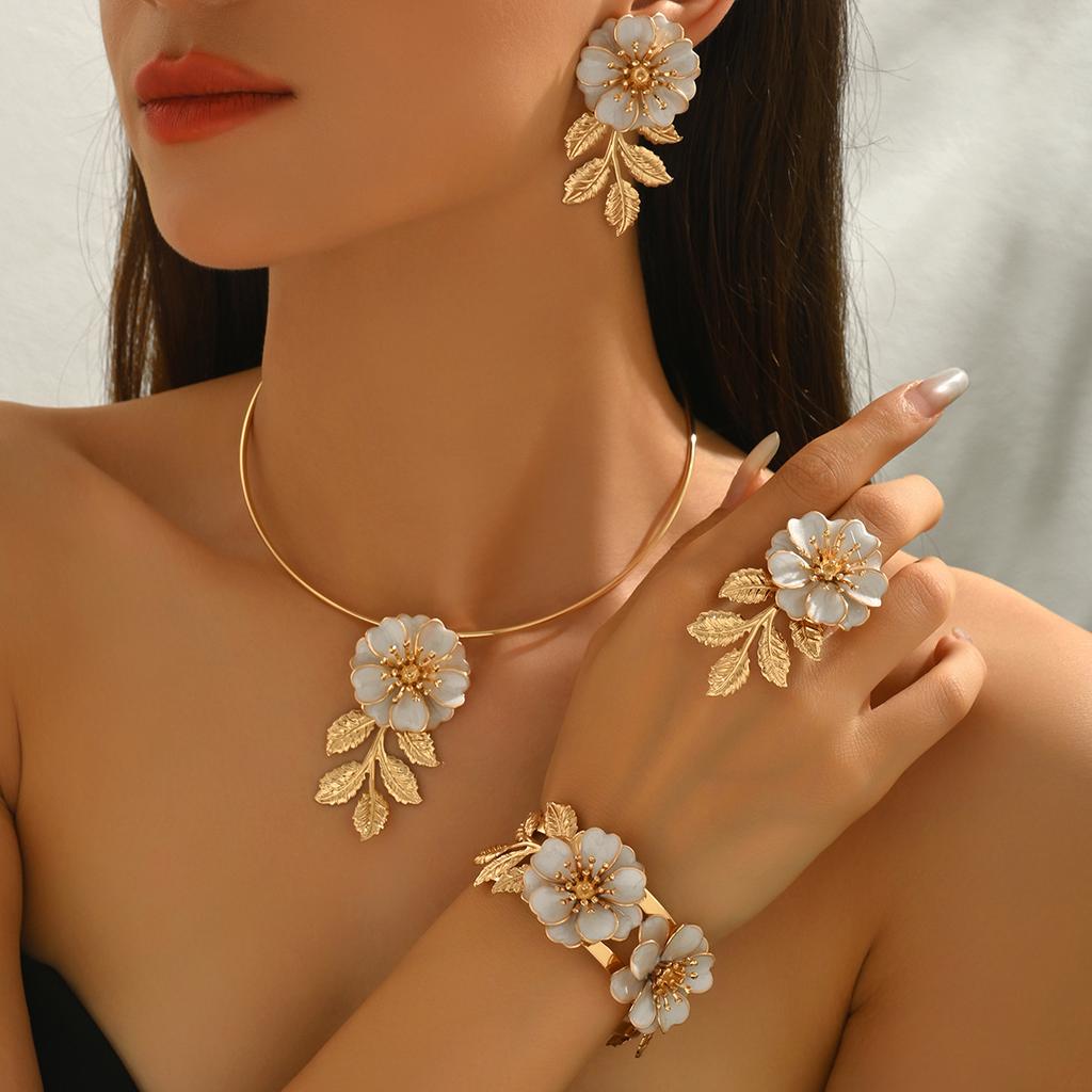 Модные украшения для женщин