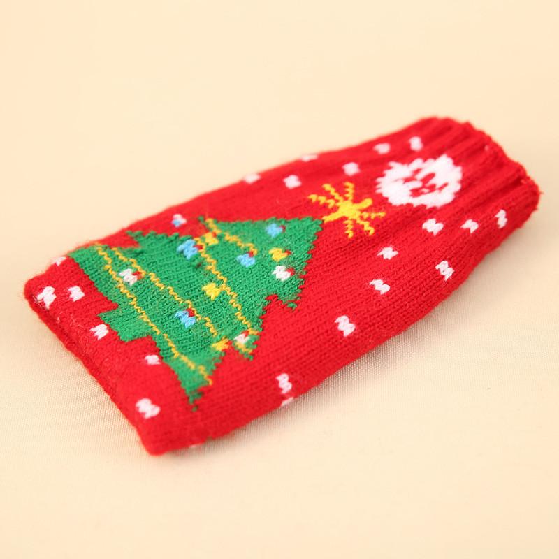 Стильный вязаный рождественский чехол для пивной бутылки с красивыми мотивами снежинок и оленей, идеально подходящий для праздничного настроения.