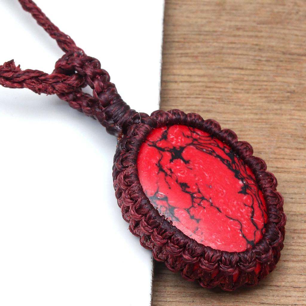 Ожерелье ручной работы в технике макраме красного цвета с медно-бирюзовыми нитями и драгоценными камнями