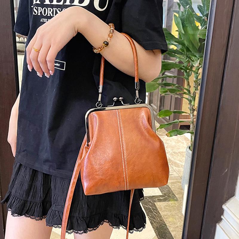 Винтажная мини-сумка кроссбоди на плечо из бежевой искусственной кожи с золотой пряжкой