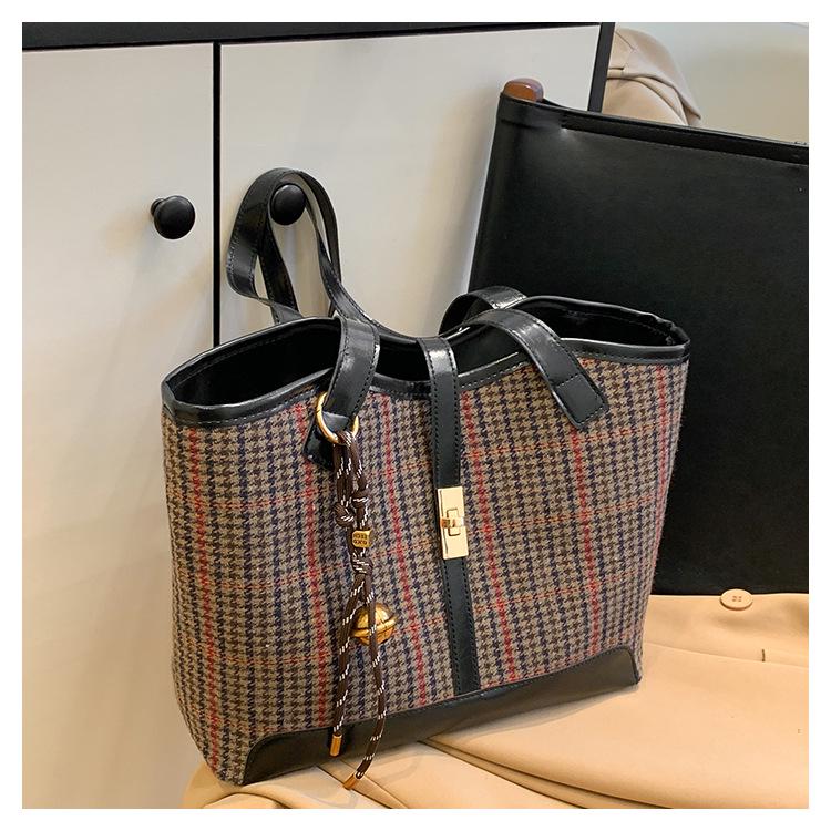 Шерстяная модная сумка-тоут: Вместительная наплечная сумка для осени/зимы 2024