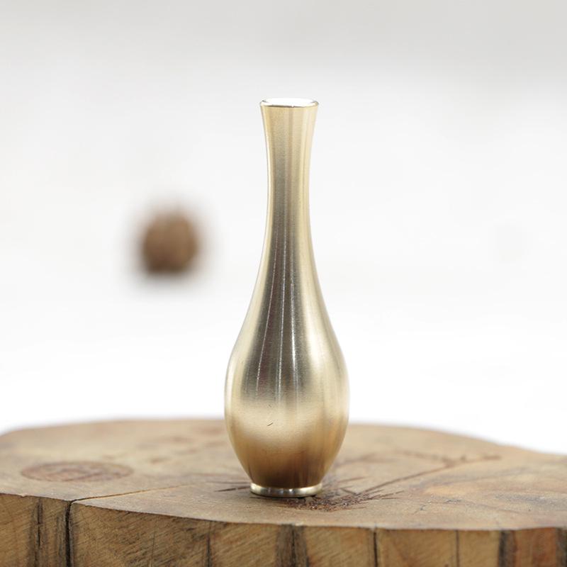 Антикварная латунная мини-ваза для рабочего стола - элегантное декоративное украшение для цветочной композиции в гостиной