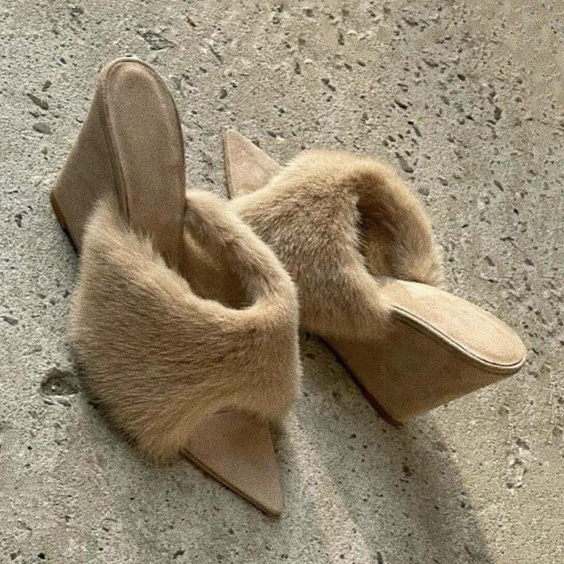 Модные пушистые женские тапочки на танкетке, сандалии на платформе с острым носком, туфли на высоком каблуке, зима 2025, дизайнерский бренд, вечерние, платье, сексуальная обувь