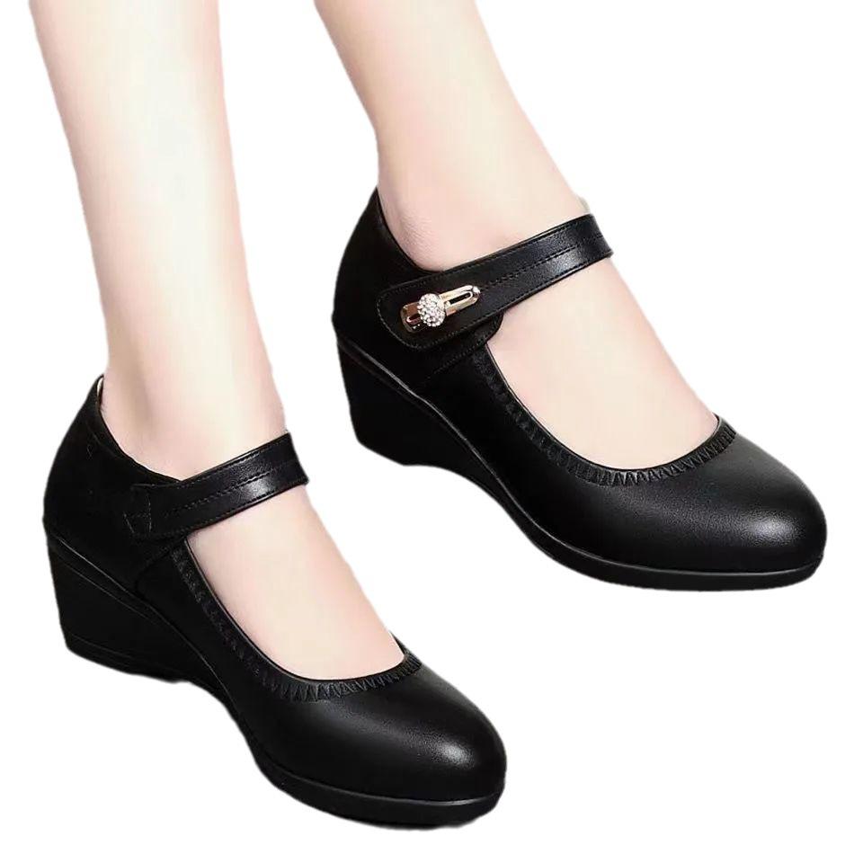 High-quality Real Soft Leather Soft-soled Mother Small Leather Shoes 2024 Spring and Autumn New Soft-soled Non-slip Slope Heel Middle-aged and Elderly