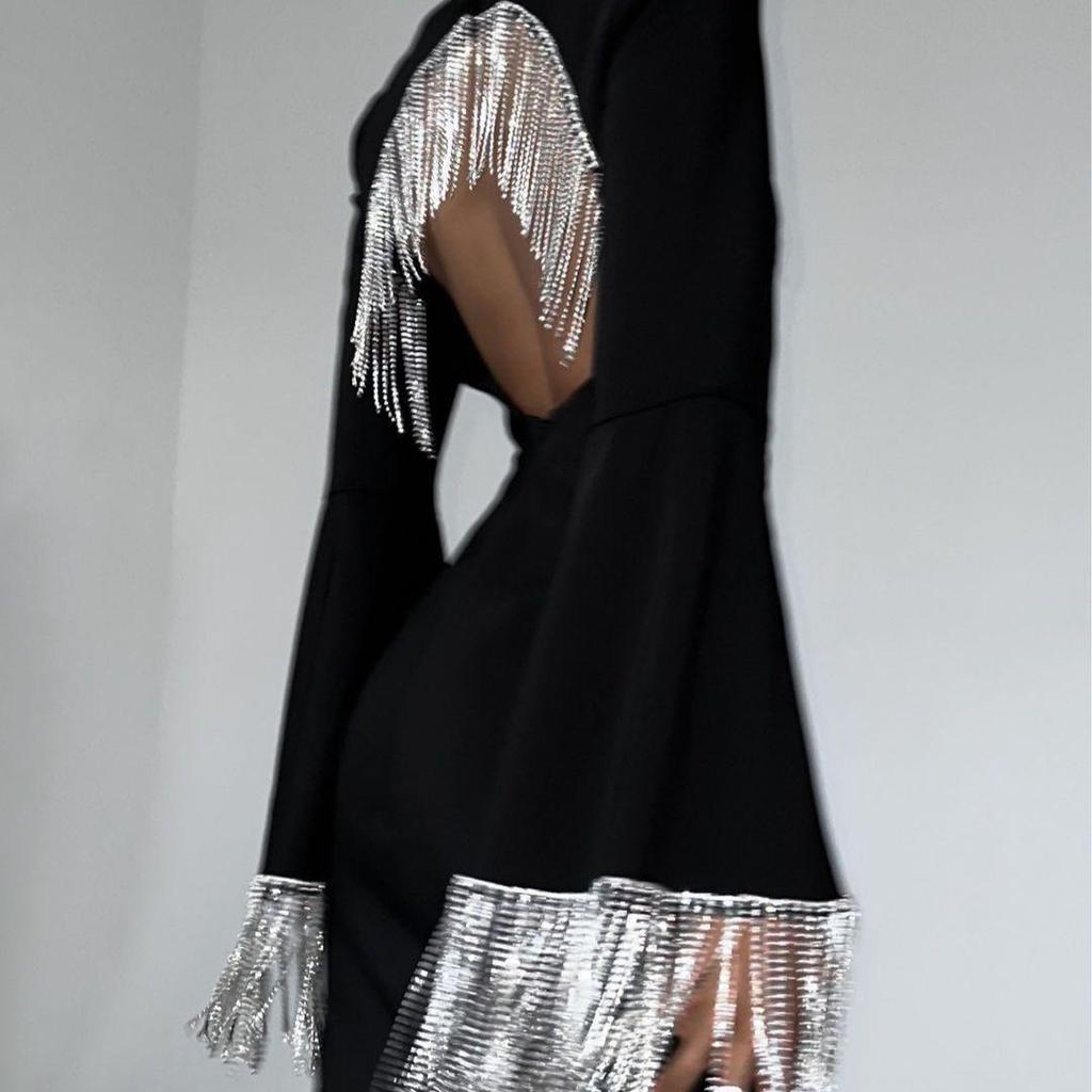 Европейское и американское бахромчатое модное черное миди-платье с рукавами-трубами и открытой спиной, коллекция 2024