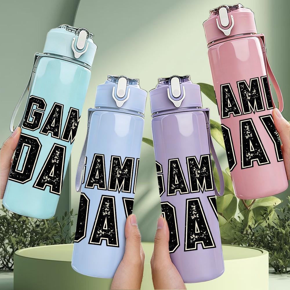 1PC GAME DAY Bold Retro Letter Print 750ml Color Plastic Sports Water Bottle Leakproof Flip Straw Lid Suitable for Sports Office Home Use