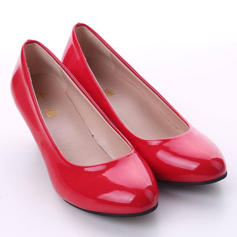 Женские элегантные туфли на высоком каблуке с круглым носом в деловой одежде