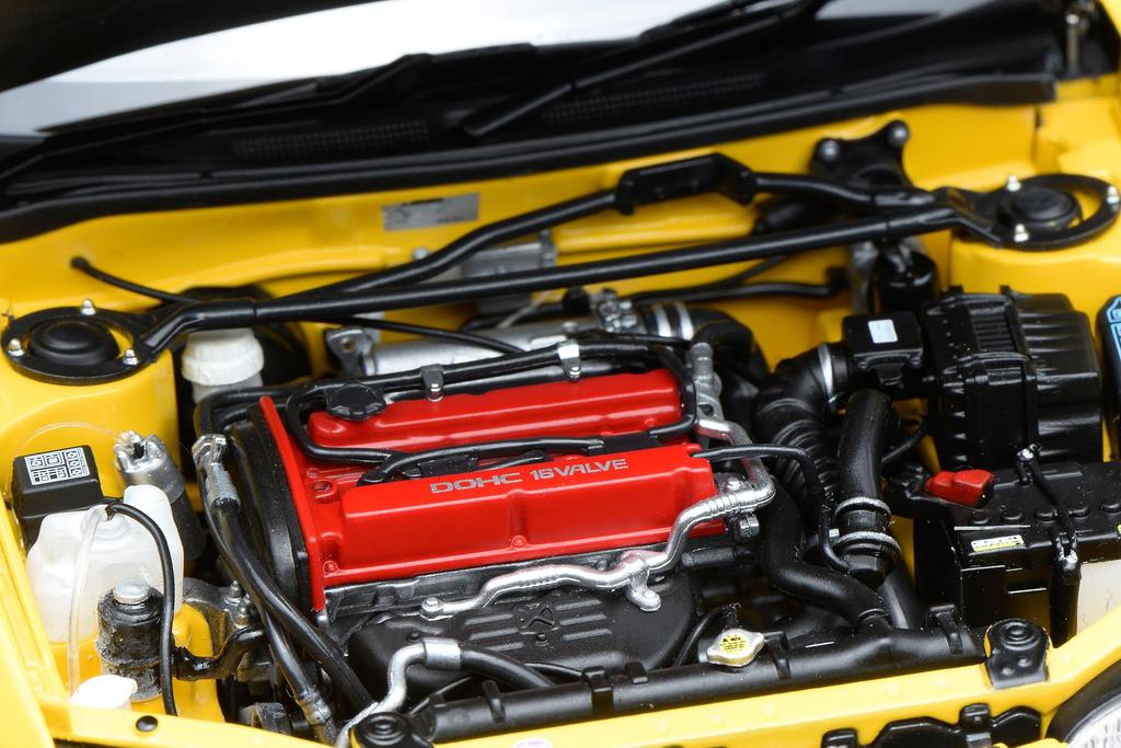 FREESTYLE MOTORHELIX Масштаб Mitsubishi Lancer Evolution EVO IV Одуванчиково-желтый Готовая модель M84006 1/18