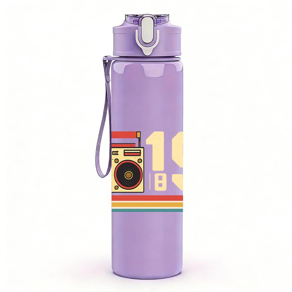 1PC Retro Radio 190 Letter Design 750ml Color Plastic Sports Water Bottle Leakproof Flip Straw Lid Suitable for Sports Office Home Use