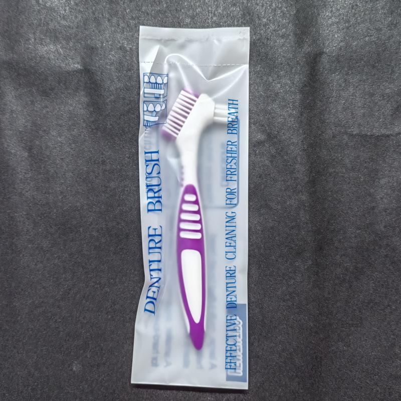 Красочная двусторонняя щетка для чистки зубных протезов - Предмет первой необходимости.