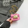 Стильная и универсальная маленькая квадратная сумка для женщин в модных цветах для повседневного использования