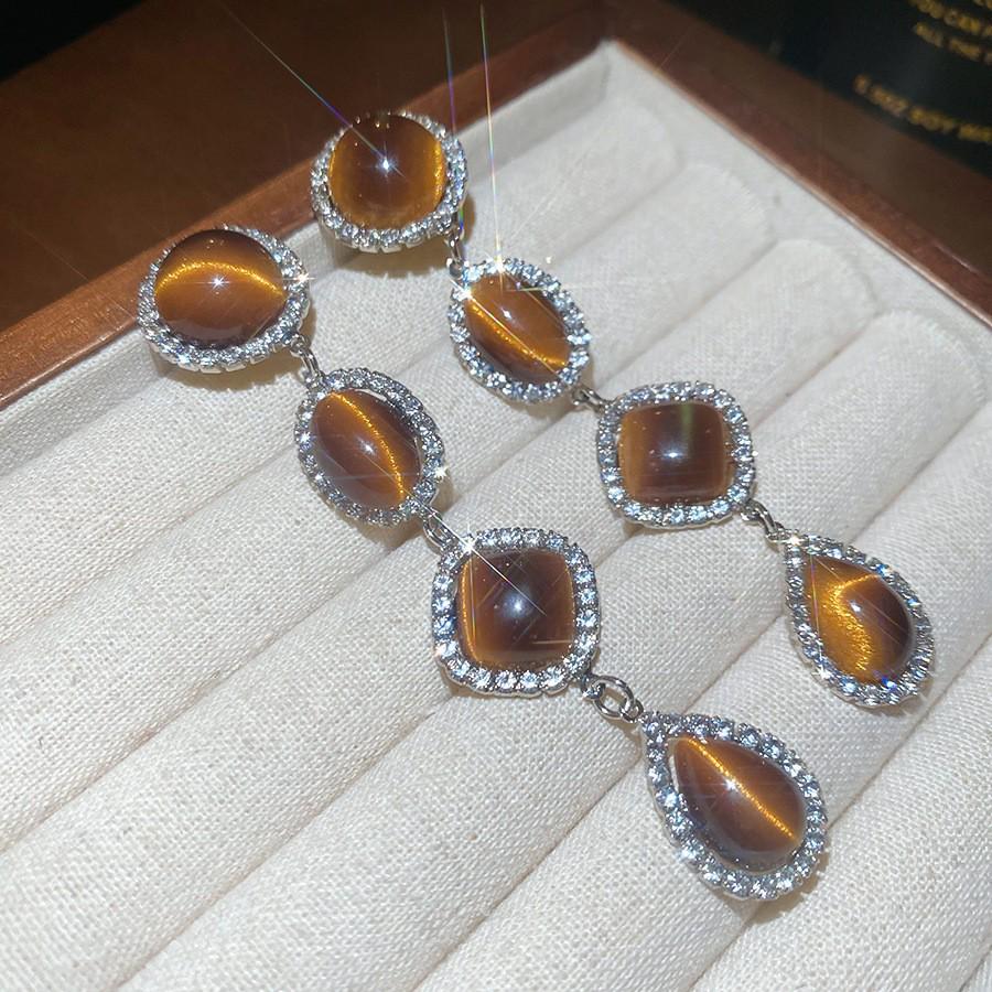 Серьги 'Серебряная игла' в стиле 'Тигровый глаз': Элегантные, модные серьги-пусеты с отделкой карамельного цвета.