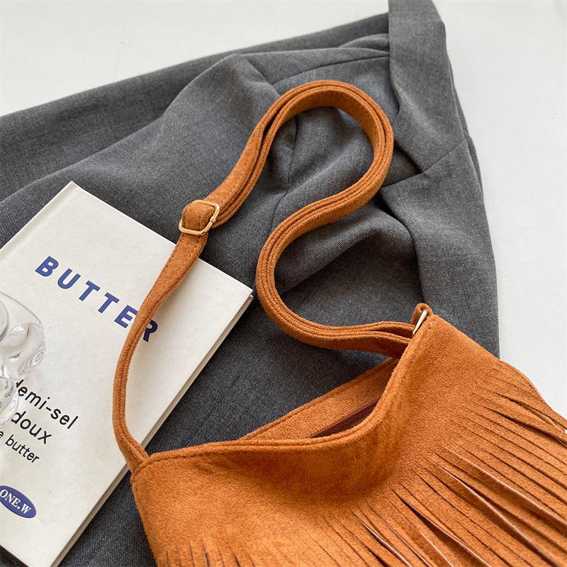 Женская сумка через плечо с кисточками через плечо