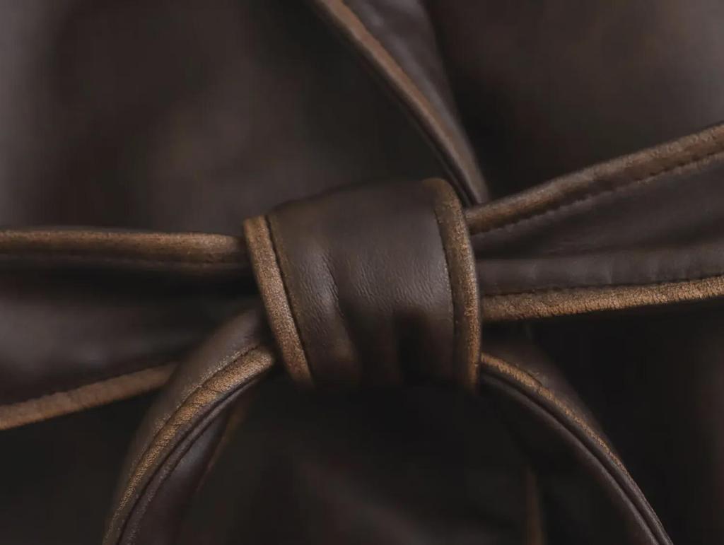 Женский плащ средней длины из искусственной кожи с потертостями, осень 2023 г.