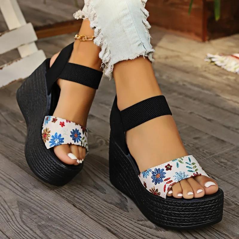Летняя высококачественная женская обувь 2024 года, модные босоножки на танкетке с открытым носком и цветными блоками большого размера из замши в римском стиле для женщин на высоком каблуке