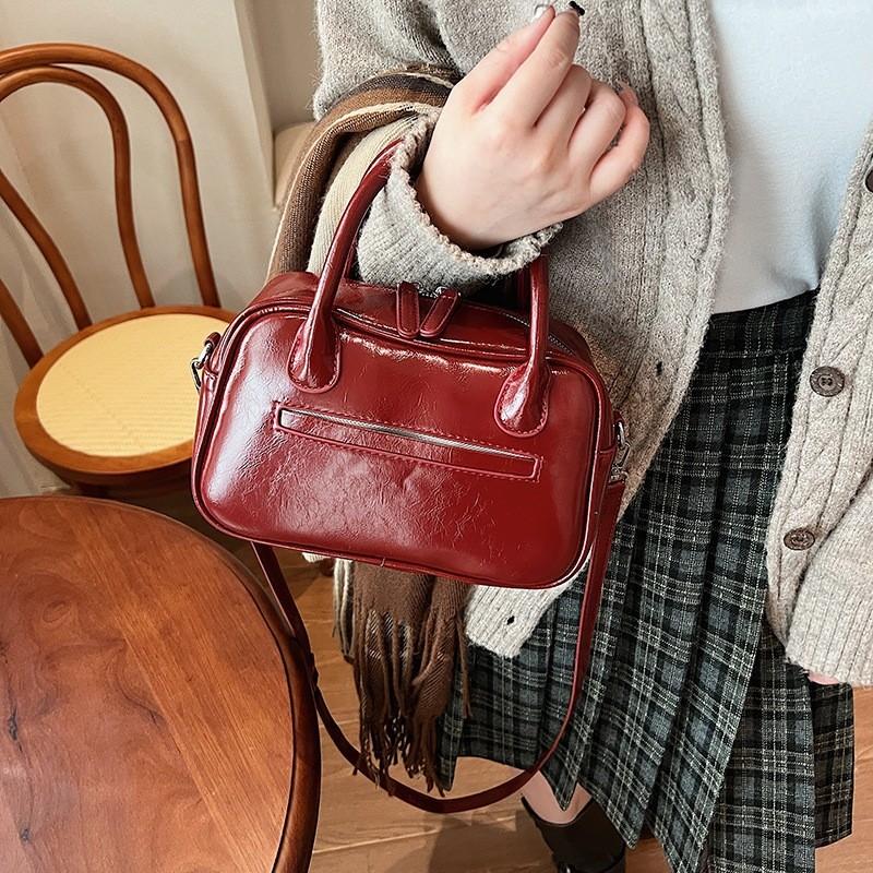 Ielgy Retro Large Capacity Autumn Winter Niche Design Shoulder Messenger Bag Portable Commuter Bag