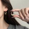 Серьги-полумесяцы из меди с золотым покрытием и жемчугом, С-образной формы - Универсальный и элегантный дизайн для женщин