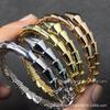 Премиальный браслет Baojia V Gold Snake: Европейский и американский стиль для женщин, Высококачественный дизайн «Змеиная кость», Парные украшения