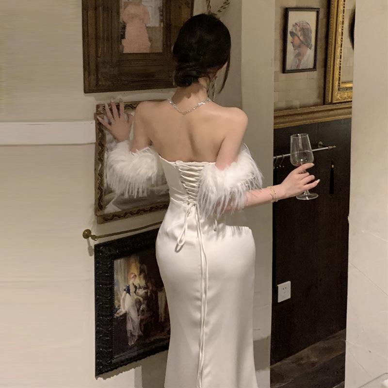 Женское знаменитое белое платье-боди на плечах