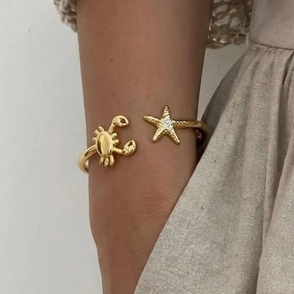 Starfish Crab Asymmetrical Open Bangle for Women Men Stainless Steel Gold-Plated Scallop Shell Bangle Boho Beach Party Jewelry