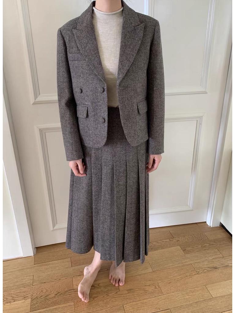 Шикарный комплект из шерстяного короткого пальто с узором «елочка» и плиссированной юбки для женщин