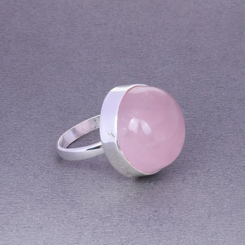 Круглое кольцо с розовым кварцем и драгоценным камнем, эффектное кольцо, кольцо с безелем, круглое кольцо с кабошоном, украшения ручной работы, кольцо для женщин