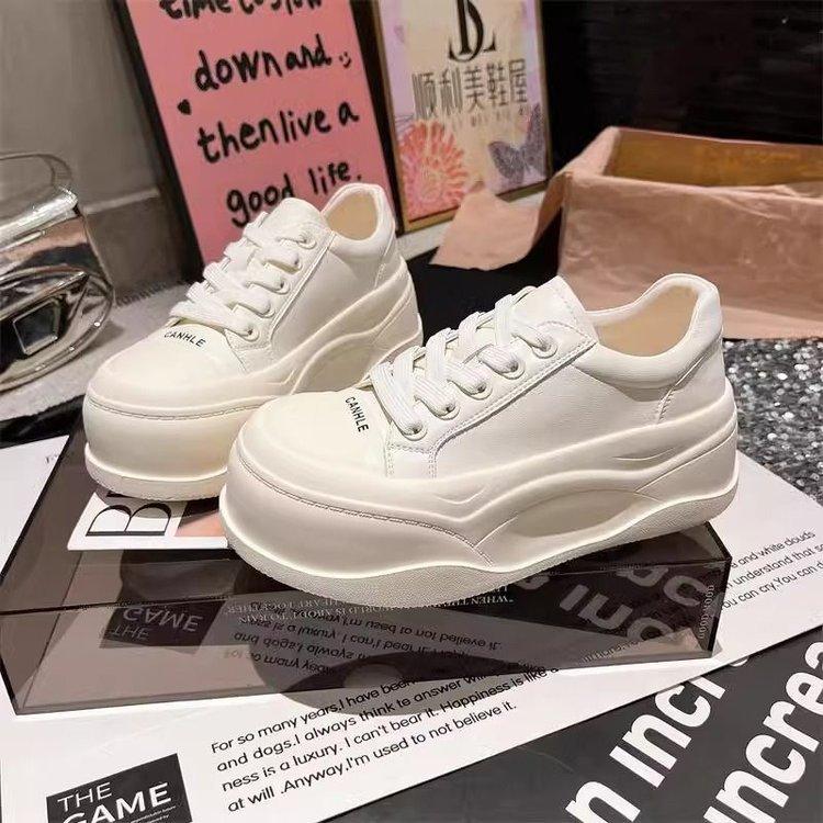 Европейские повседневные маленькие белые туфли женские весна 2025 новые модные туфли на шнуровке на платформе маффин борд спортивные туфли с увеличенным голенищем