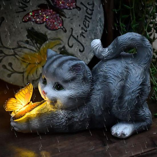 Садовая статуэтка милого кота на солнечной батарее со светодиодной подсветкой-бабочкой, водонепроницаемая скульптура из смолы для крыльца, патио, балкона, лужайки, двора