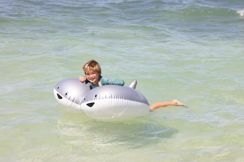 Igarashi Float Sticky Sakaban Float 130 x 123cm, inflated size approximately 99 (W) x 114 (L) x 42cm (H) (including handle)