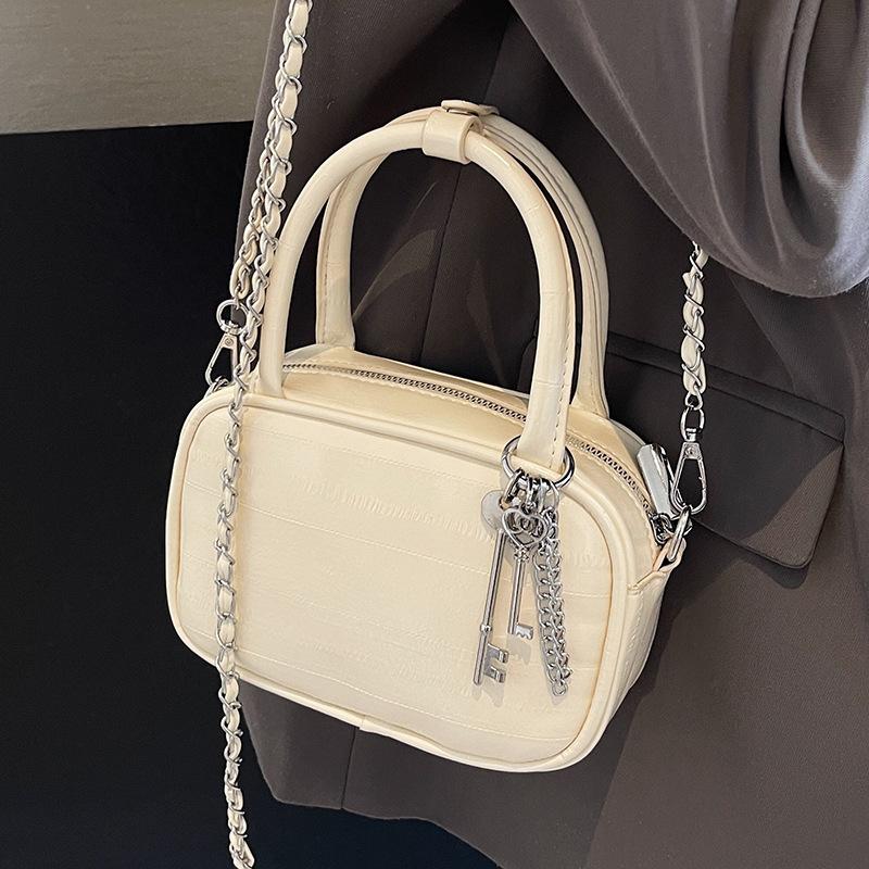 This year, it is popular, fashionable, high-quality, portable small square bag, foreign style, simple and versatile temperament chain, messenger bag, 