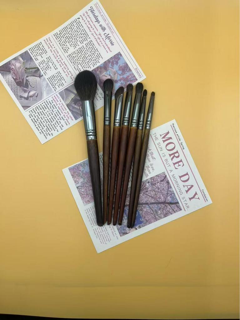 7-Piece Animal Hair Makeup Brush Set: Powder, Blush, Foundation Tools for Beginners