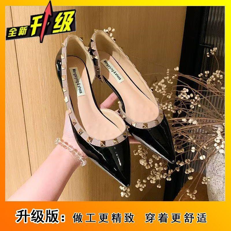 Весенне-летние новые туфли-лодочки с острым носком и открытыми боками на плоской подошве, женские, с мелким вырезом, с заклепками, из лакированной кожи, темпераментные, универсальные, женские