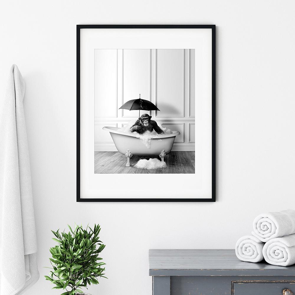 Милый шимпанзе в ванной Забавный настенный рисунок на холсте Фото животных Ванная комната Черно-белый туалет Плакат Печать комнаты Домашний декор