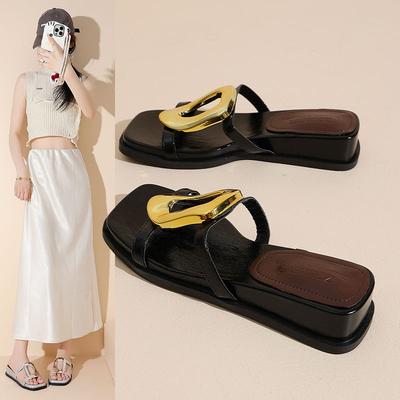 Полые универсальные модные однословные тапочки женские 2025 лето новые на толстой подошве танкетка дизайн высокого класса уличные сандалии