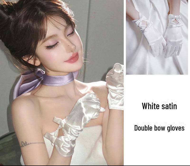 Длинные перчатки из белого атласа и кружева с бриллиантами для свадебных и торжественных фотосессий