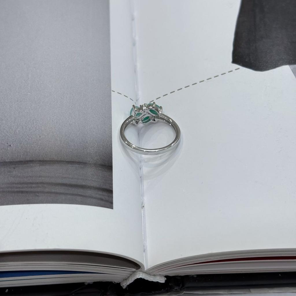 Серебряное кольцо с натуральным изумрудом, фианитами, вес изделия 2,4 гр (2172291)