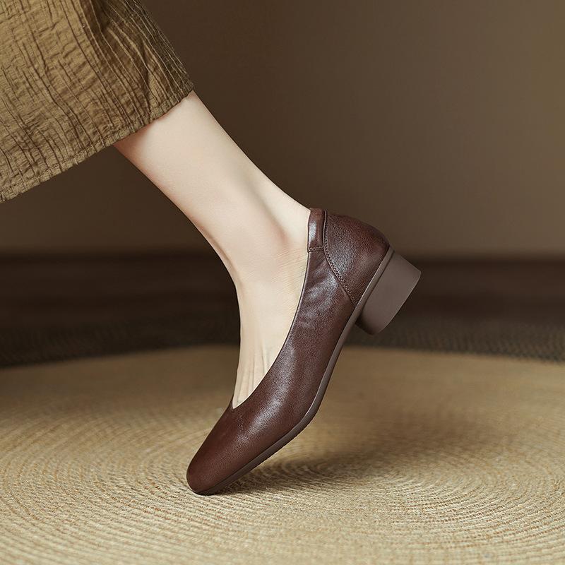 2025 весенние легкие роскошные туфли из овчины для бабушки, заостренные туфли на толстом каблуке среднего каблука, туфли в стиле ретро, универсальные туфли на высоком каблуке для женщин