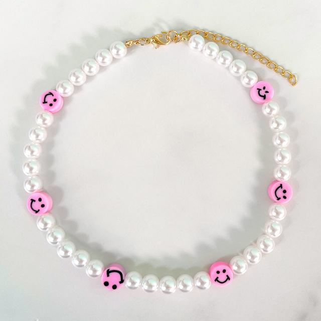 Популярная личность Простое улыбающееся лицо Жемчужное ожерелье Модная девушка улыбающееся лицо Ожерелье