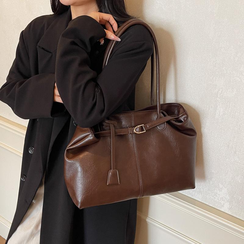 Ретро сумка женская большой вместимости 2025 новая осень и зима универсальная простая сумка через плечо премиальная текстура сумка-тоут для поездок