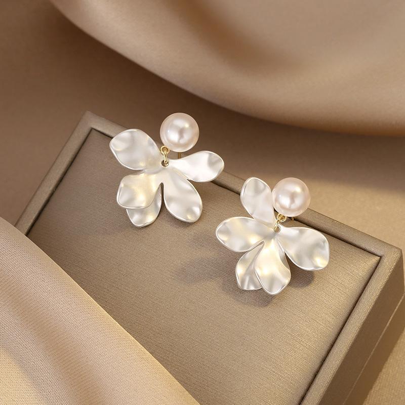 Корейская версия новых сережек-пусетов с жемчужными цветами Мори маленькие свежие и милые серьги стильные простые высококлассные серьги