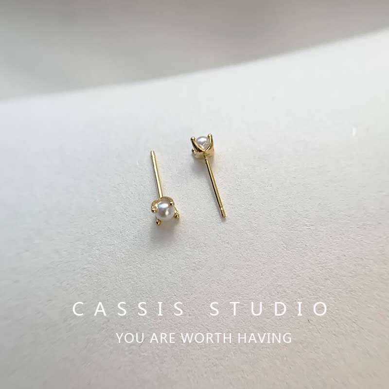 Мини-серьги с жемчугом в японском стиле: Изысканные серьги-гвоздики с четырьмя когтями