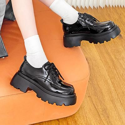 Маленькие кожаные туфли женские кожаные лоферы 2025 осень новые в стиле колледж на утолщенной подошве черные одинарные туфли тренд