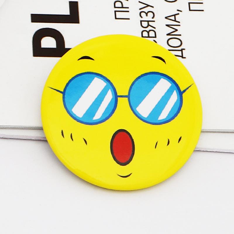 Многоцветный значок с улыбающимся лицом: Брошь-булавка для персонала отеля и детей