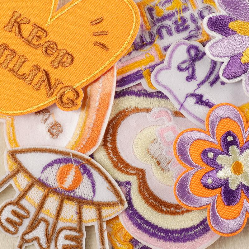 Значок-наклейка с радужной вышивкой - нашивка на аксессуар одежды