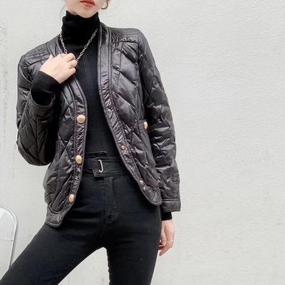 Женский короткий пуховик ромбовидной формы, легкий и тонкий, зимний 2025, новый, с золотой пряжкой, женский, с ощущением высокого класса, маленькая ароматная куртка, тренд